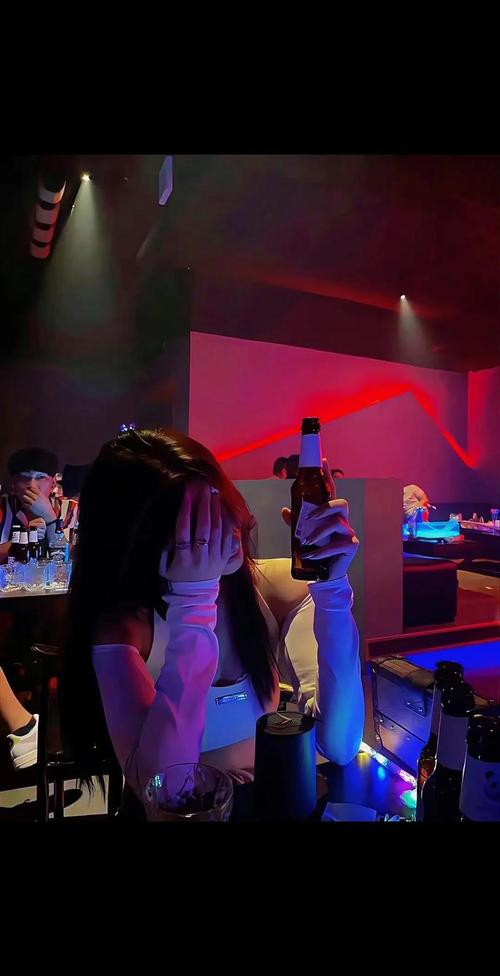 视频酒吧明星女的是谁_女明星酒吧视频_女明星酒吧演艺