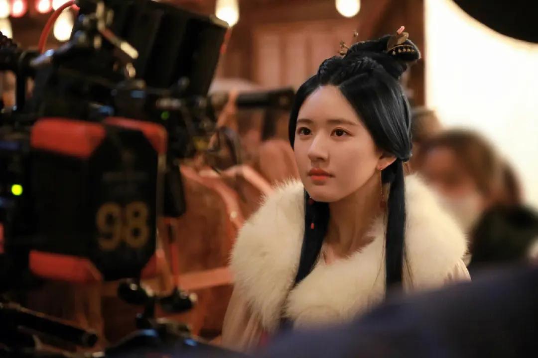 华语女明星内衣_刘亦菲辣妹穿搭被骂辣眼睛_刘亦菲LV内衣造型争议