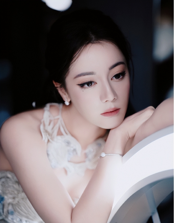 明星热点迪丽热巴,_内娱女明星健康问题_33岁迪丽热巴生病现状