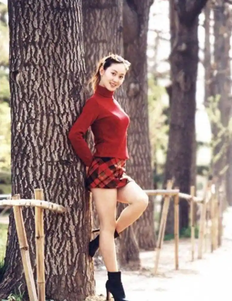 中国女明星人体艺术_汤加丽人体艺术写真_汤加丽艺术争议